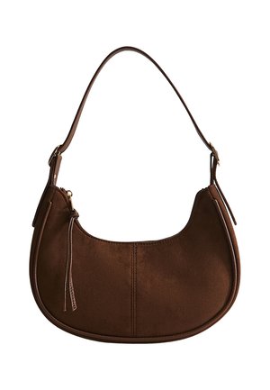 Borsa a mezzaluna in camoscio marrone con una singola tracolla e chiusura con zip con nappina su sfondo bianco.
