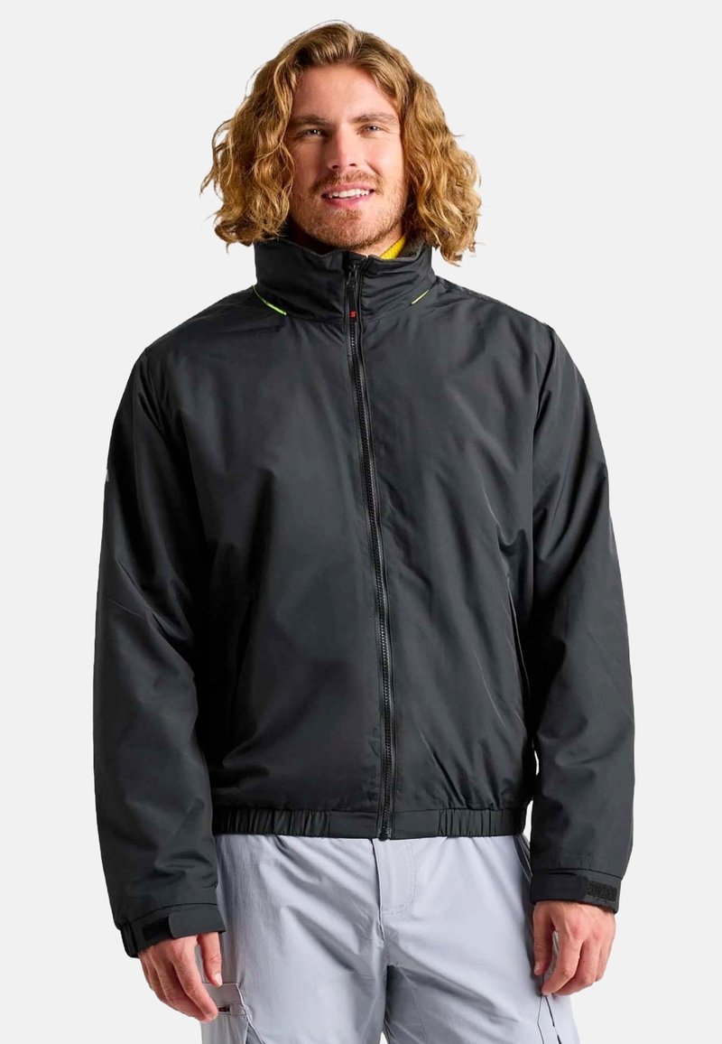 Giacca nera con zip e colletto alto, polsini elastici, dettagli riflettenti e una leggera lucentezza. Tessuto leggero con una vestibilità comoda.
