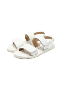 Sandalias blancas con dos correas anchas y ajustables, material sintético suave, suela plana y leve textura de agarre en la parte inferior.
