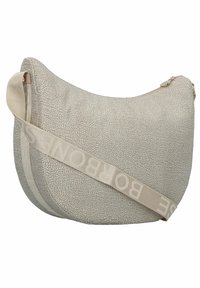 Beige schoudertas met een ronde vorm, een gestructureerde buitenkant en een brede strap met een reliëf logo. Gesloten met een rits aan de bovenkant.