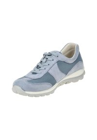 Zapatilla deportiva de color azul claro con una combinación de malla y ante, puntera redonda, cordones en la parte delantera y una suela de goma blanca texturizada.