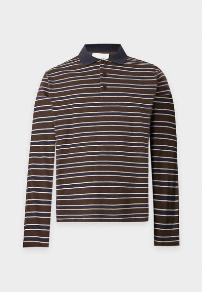 Polo marron à manches longues avec des rayures horizontales blanches et bleu marine, col bleu marine et trois boutons marron sur la patte de boutonnage.