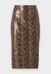 Jupe crayon en imprimé serpent marron avec une finition brillante, présentant un design ajusté et des coutures verticales pour une silhouette élancée.