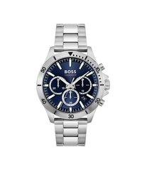 Montre chronographe en acier inoxydable argenté avec un cadran bleu marine, comportant trois sous-cadrans, des accents argentés et un bracelet en maillons.