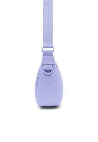 Borsa a spalla in tessuto viola con fondo rotondo, tracolla regolabile e un accento ad anello nel punto di attacco. Texture morbida e design leggero.