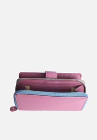 Rosa Geldbörse mit blauer Reißverschluss, ausgestattet mit mehreren Kartenfächern und Compartments. Aus glattem Leder gefertigt, zeigt sie ein sauberes Design.
