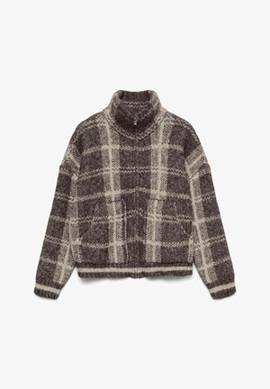Pleteni pulover s visokim ovratnikom u tamnosmeđoj boji s kremastim kariranim uzorkom, s prednjim džepovima i rebrastim manžetama i rubom za nešto teksturiraniji završetak.