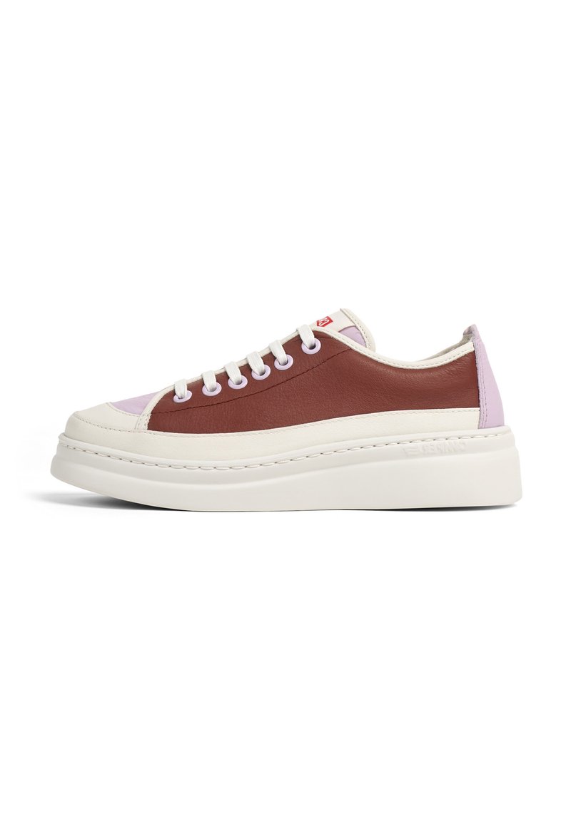 Brun och ljuslila lädersneaker med en vit gummisula. Har snörningsdesign och sydda detaljer längs ovansidan.