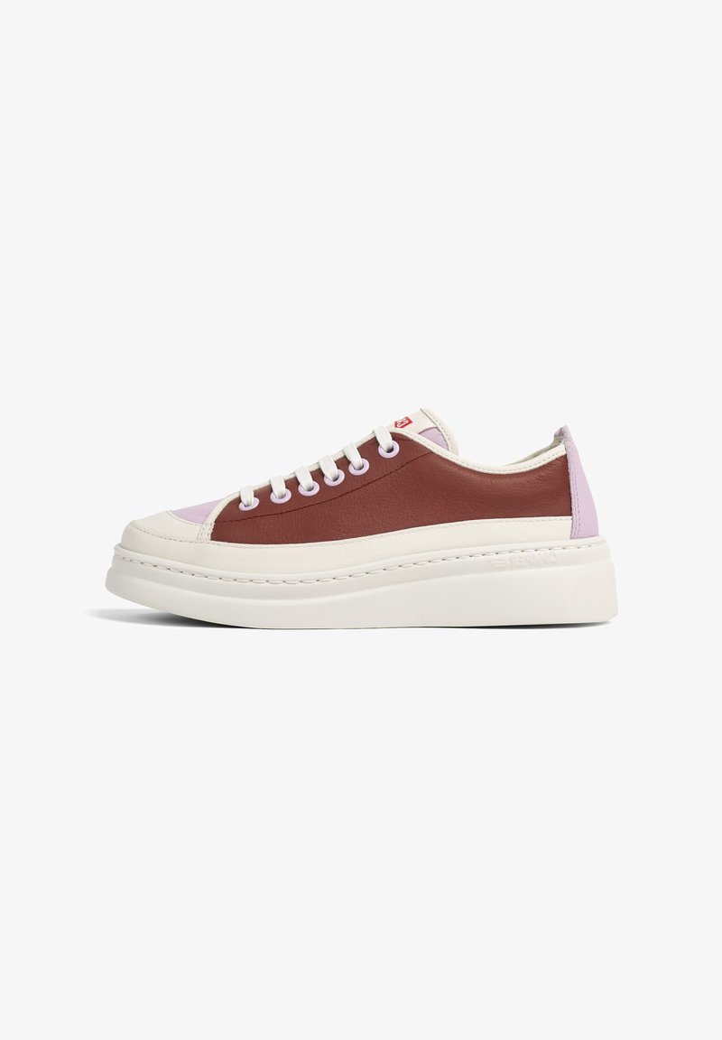 Zapatillas de cuero marrón y púrpura claro con suela de goma blanca. Presenta un diseño con cordones y acentos cosidos a lo largo de la parte superior.