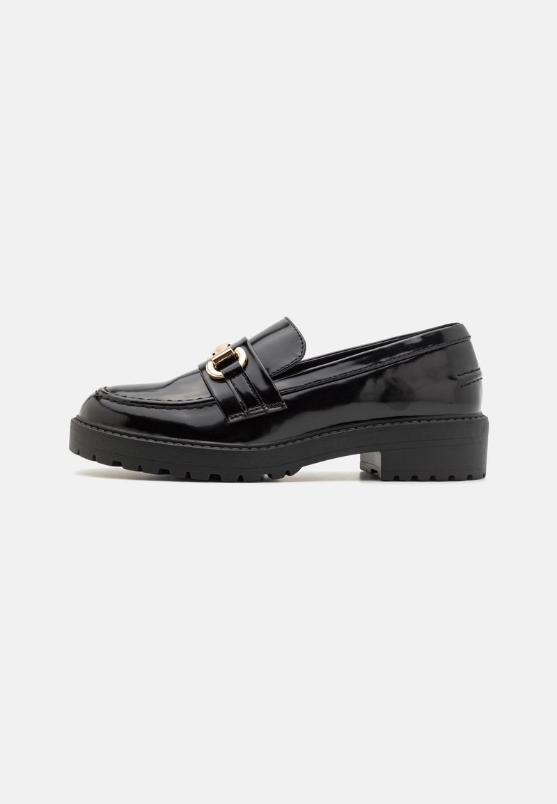 Mocassins en cuir verni noir avec un détail de boucle dorée, dotés d'une semelle en caoutchouc épaisse et de coutures détaillées sur les côtés.