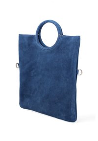 Borsa a spalla in suede blu navy con manici rotondi, forma rettangolare e dettagli in metallo sui lati. Texture liscia con dettagli minimi.