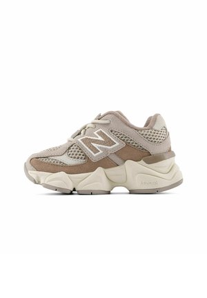 Baskets beige et marron clair New Balance avec dessus en mesh et daim, fermeture à lacets à l'avant, semelle épaisse texturée avec technologie d'amorti ABZORB.