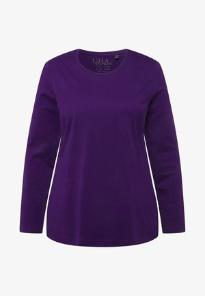 Ilgomis rankovėmis purpurinė marškinėliai, pagaminti iš minkštos medžiagos, su apvaliu iškirpimu ir laisvu kirpimu. Be matomų raštų ar akcentų.