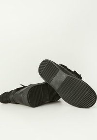 Diverse TASERA czarny