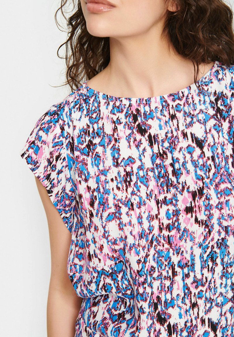 Krótki rękaw, bluzka z kolorowym, abstrakcyjnym wzorem w odcieniach różu, niebieskiego i czarnego na białym tle; lekki materiał.