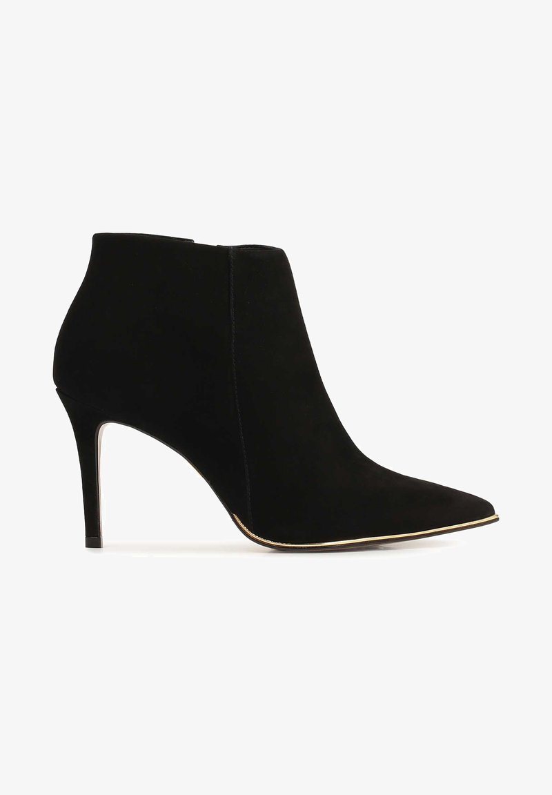 Czarne zamszowe botki za kostkę z ostrym noskiem, szpilkowym obcasem i złotym wykończeniem na podeszwie. Gładka faktura i elegancki design.