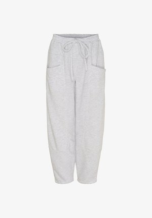 Lysegrå joggingbukser med elastisk talje, snørebånd og store forlommer, forkortet over anklen.