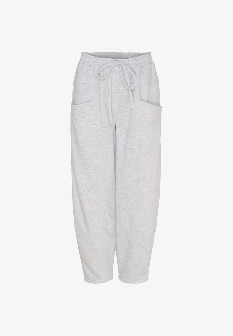 Lysegrå joggingbukser med elastisk talje, snørebånd og store forlommer, forkortet over anklen.