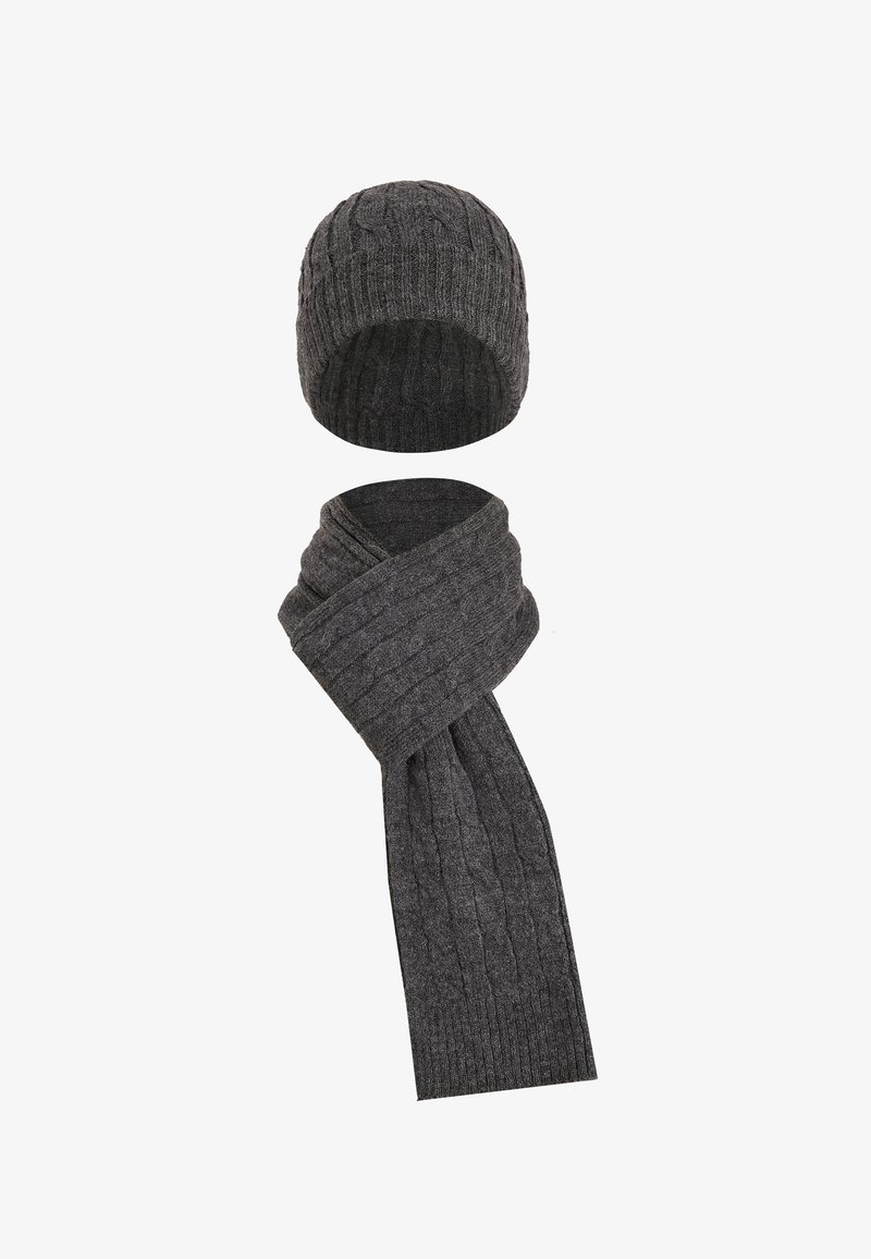 Ensemble écharpe et bonnet tricotés gris charbon. Présente une texture côtelée avec un motif à torsades. Tissu doux, écharpe allongée.
