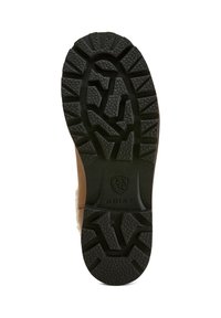 Gummisohle mit tiefen Profilen, strukturierte Oberfläche. Braunes Obermaterial an der Kante sichtbar. Mit einem geprägten Logo in der Nähe der Ferse.