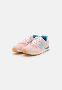 new balance 624 rose