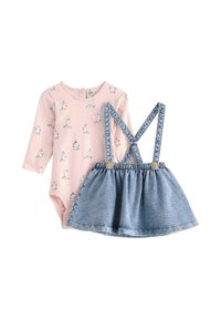 Rosa Langarm-Bodysuit mit verspielten Tiermotiven, kombiniert mit einem Jeansrock, der über verstellbare blaue Träger und einen elastischen Bund verfügt.