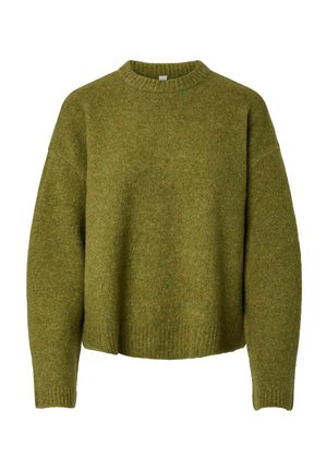 Grønn strikkegenser med rund hals, senkede skuldre og ribbet kant og mansjetter. Myk tekstur og avslappet passform.