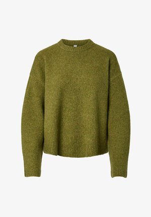 Grønn strikkegenser med rund hals, senkede skuldre og ribbet kant og mansjetter. Myk tekstur og avslappet passform.