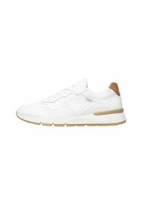 Hvide sneakers med en glat læderoverdel, perforerede detaljer, snørebåndsdesign og en lys tan-accent ved hælen. Gummisål.