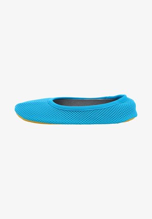 Blaue Mesh-Slipper mit runder Zehenpartie, strukturierter Oberseite und einer kontrastierenden gelben Gummisohle. Leichtgewichtiges und flexibles Design.