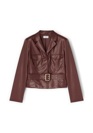 Veste femme marron en similicuir avec col cranté, deux poches à rabat à l'avant, manches longues et ceinture avec boucle carrée à la taille.