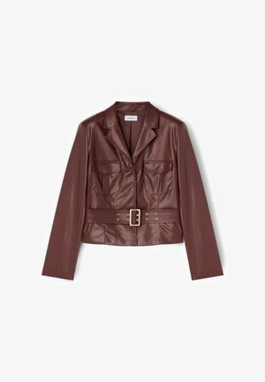 Brun faux læder damejakke med notch-krave, to frontlommer med klap, lange ærmer og bælte med firkantet spænde i taljen.