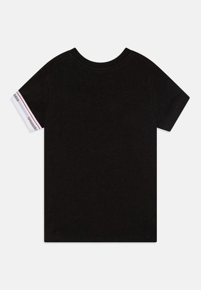 Svart bomulls-T-skjorte med korte ermer. Ermene har en hvit og rød stripet aksent med "DSQUARED2" merkevare. Klassisk rund hals-design.