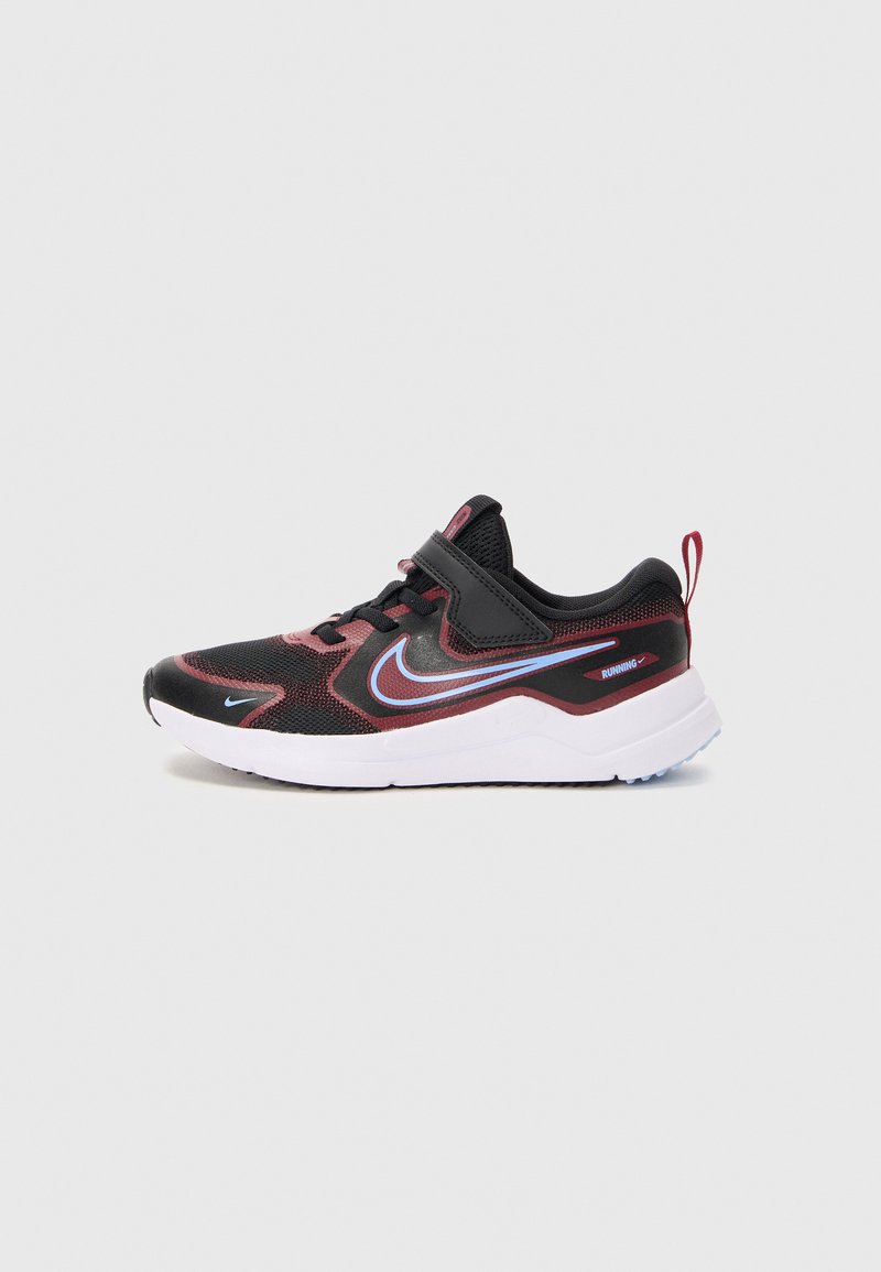 Baskets de course Nike noires et bordeaux avec un swoosh bleu clair, une sangle velcro et une semelle blanche sur un fond gris uni.
