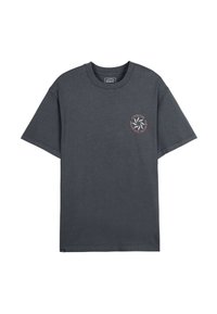 T-shirt en coton gris à manches courtes, col rond, avec un logo graphique sur la poitrine gauche comprenant un texte circulaire et un motif en spirale.