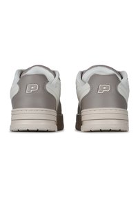 Sneaker in pelle grigie e avorio con dettagli testurizzati e colletto imbottito. Presenta un logo sul tallone e una suola in gomma spessa.