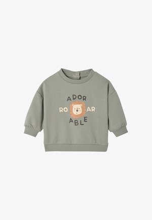Kinder-Langarm-Pullover in Grau-Grün mit einem lächelnden Löwengesicht und dem Wort "ADORABLE", das in verschiedenen Schriftarten darum angeordnet ist.