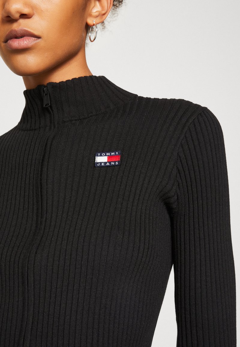 tommy badge zip