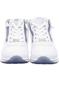 Weiße Sportschuhe mit blauen Akzenten, ausgestattet mit Reißverschlüssen und Schnürsenkeln zur Befestigung, einer strukturierten Oberseite und einer gepolsterten Sohle.