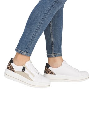 Baskets blanches avec des accents en imprimé léopard, une fermeture éclair sur le côté et une semelle blanche épaisse. Matériaux texturés et design élégant.