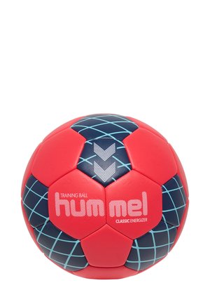 Röd träningsboll med texturerad yta, utrustad med blå detaljer och ett rutmönster. "hummel"-logotypen tryckt framträdande. Klassisk Energizer-design.