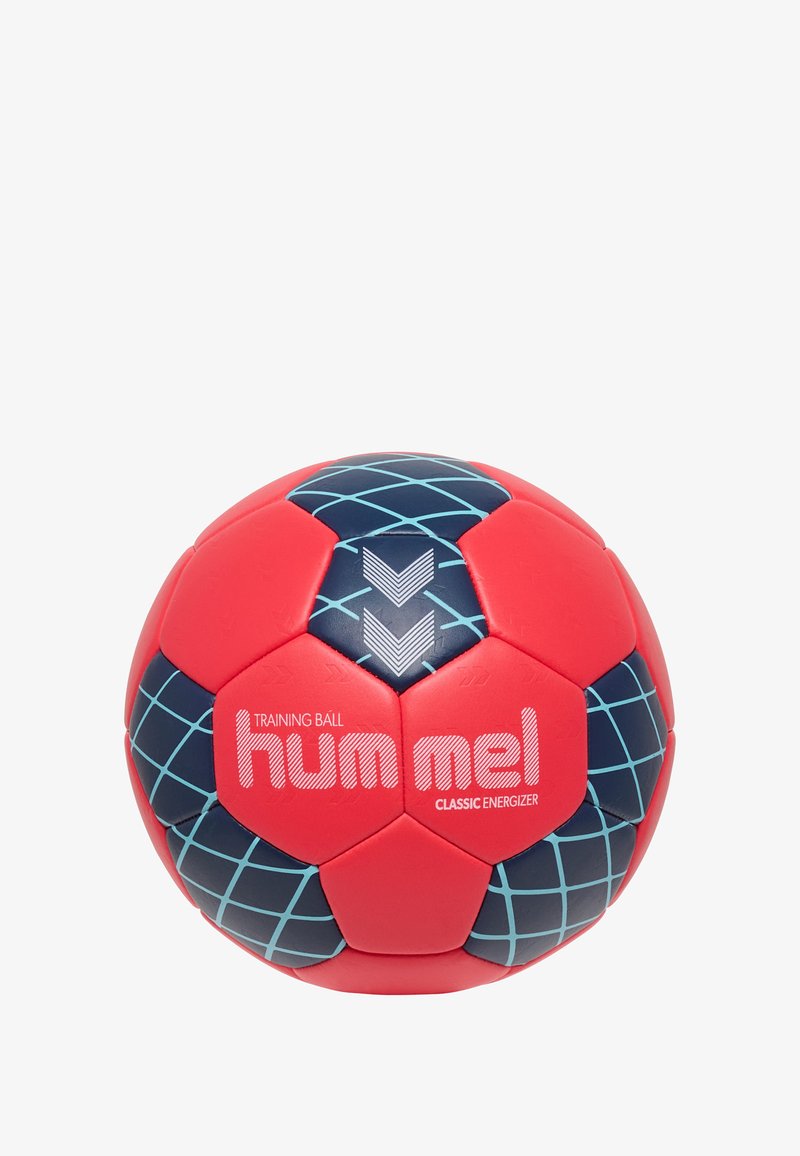Röd träningsboll med texturerad yta, utrustad med blå detaljer och ett rutmönster. "hummel"-logotypen tryckt framträdande. Klassisk Energizer-design.