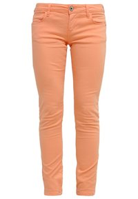 Smaljeans i en ljus persikofärg tillverkade av ett elastiskt material, med fem fickor och en knappstängning fram.