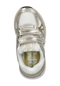 Witte en metallic gouden sneaker met mesh stof, twee klittenbandsluitingen, getextureerde buitenzool en een gewatteerde schacht. Groot logo op de binnenzool.