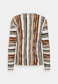 Pull en tricot à manches longues avec des rayures verticales et des motifs texturés en tons marron, beige, noir et blanc sur fond blanc.