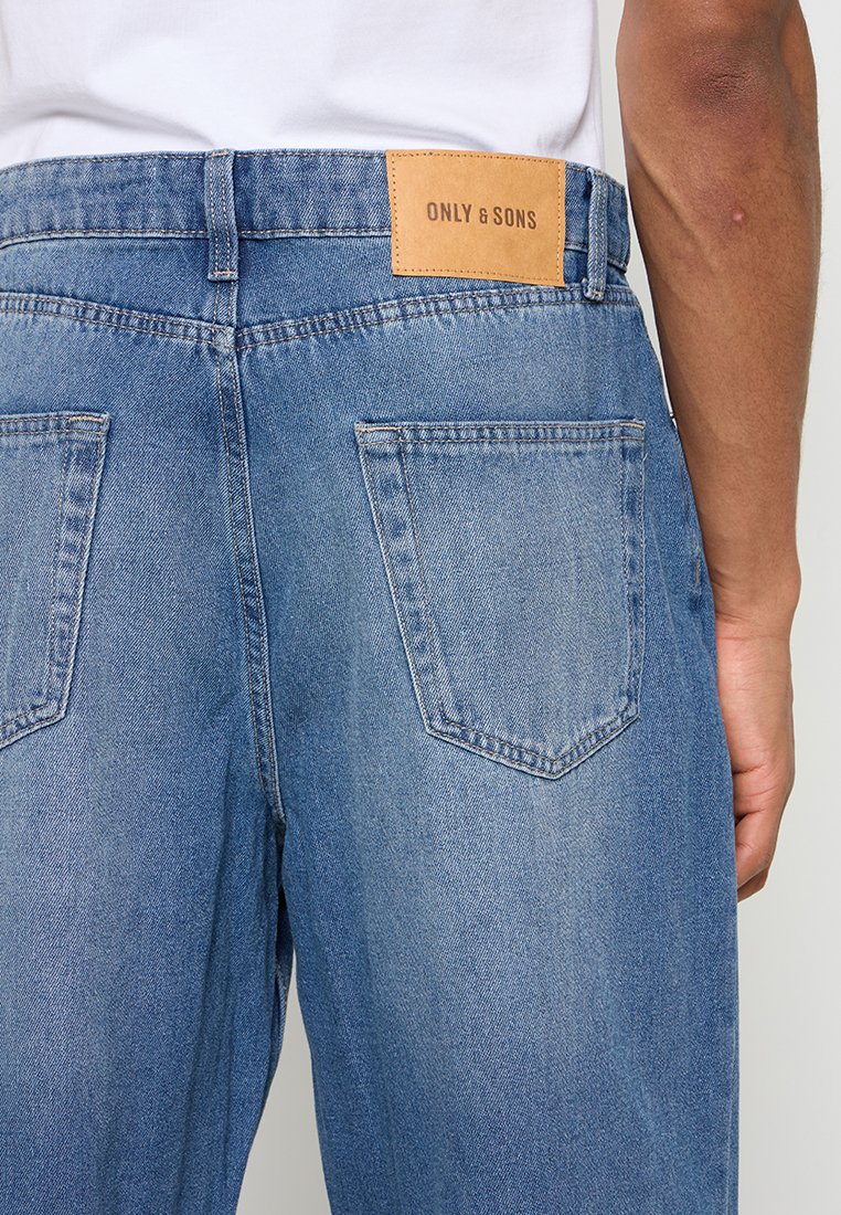 Hellblaue Jeans aus Denim mit geradem Schnitt, mit einem Lederetikett "ONLY & SONS" am Bund und zwei Gesäßtaschen.