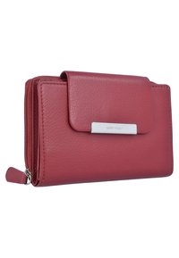 Portafoglio in pelle rossa con superficie texturizzata, chiusura con pattina magnetica e dettagli in metallo argento. Presenta una sezione con zip per le monete.