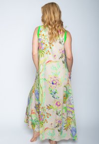 Beige bloemen maxi-jurk met levendige meerkleurige patronen. Mouwloos ontwerp met groene accenten en een luchtige silhouet.
