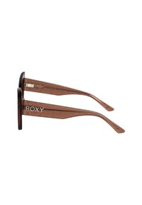 Gafas de sol redondas con montura negra, brazos de carey marrón con patrones florales y el logotipo grabado "ROXY" en los laterales.