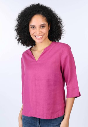 Fuchsia Leinenbluse mit Dreiviertelärmeln, V-Ausschnitt und seitlichen Schlitzen; weiche Textur und leichtes Design, geeignet für legere Anlässe.